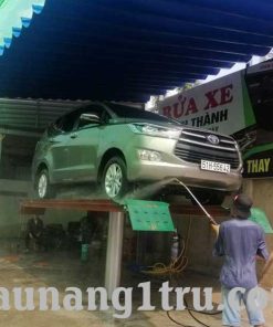Sử dụng cầu nâng 1 trụ rửa xe ô tô rửa xe
