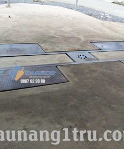 Bàn nâng lắp ngang bằng với mặt sàn của tiệm rửa xe tạo thành một mặt phẳng