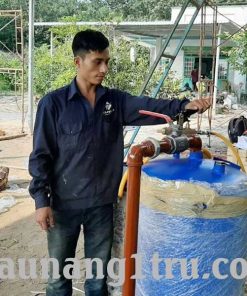 Nhân viên kỹ thuật tiến hành lắp đặt bình nhớt cầu nâng 1 trụ