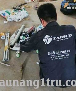 Nhân viên kỹ thuât Tahico lắp ráp cầu nâng
