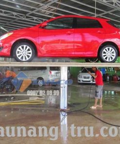 Cầu nâng giúp vệ sinh xe dễ dàng