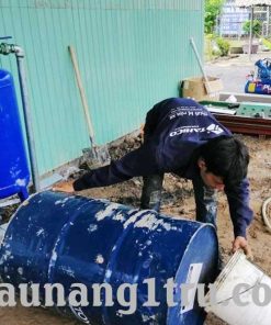 Đổ nhớt vào bình đựng nhớt