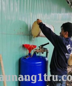 Đổ nhớt vào bình đựng nhớt