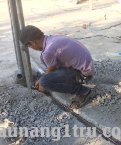 Lắp ống chứa dầu ben nâng rửa xe máy