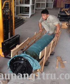 Các chuyên viên kỹ thuật hỗ trợ lắp đặt ty nâng
