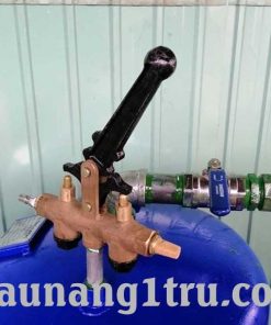 Van cầu nâng gắn với bình chứa nhớt và kết nối với máy nén khí