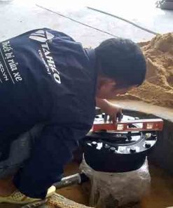 Nhân viên tahico đang lắp đặt cầu nâng 1 trụ rửa xe ô tô cho khách hàng