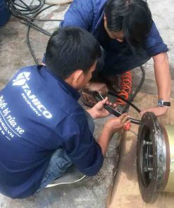 Nhân viên TAHICO đag thay phốt cầu nâng 1 trụ rửa xe ô tô
