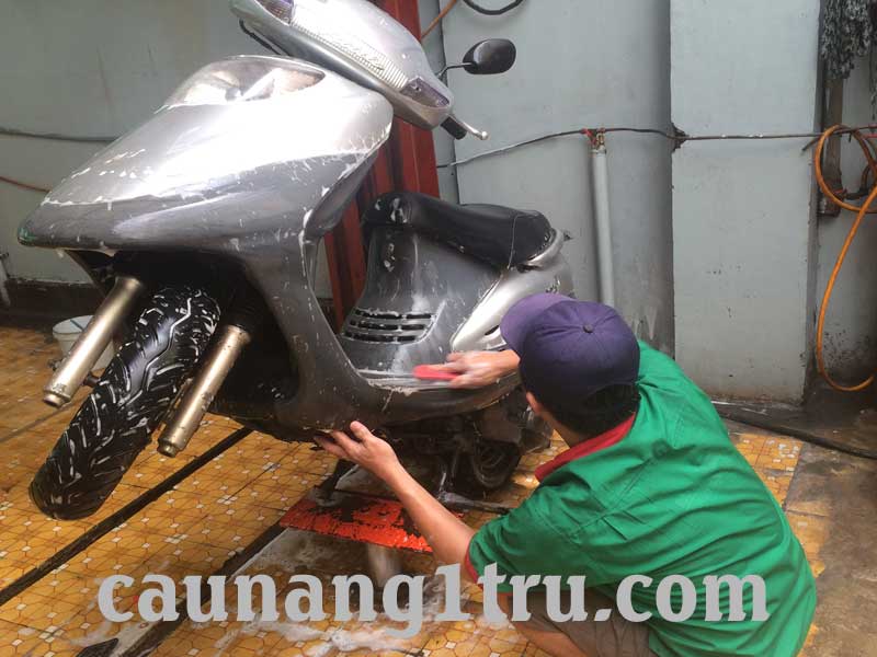Ben nâng rửa xe máy