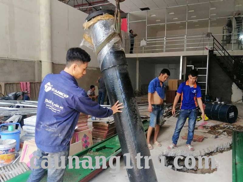 Hạ ty nâng vào hố móng