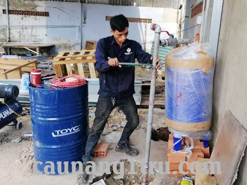 Vặn van dầu với bình đựng dầu nhớt
