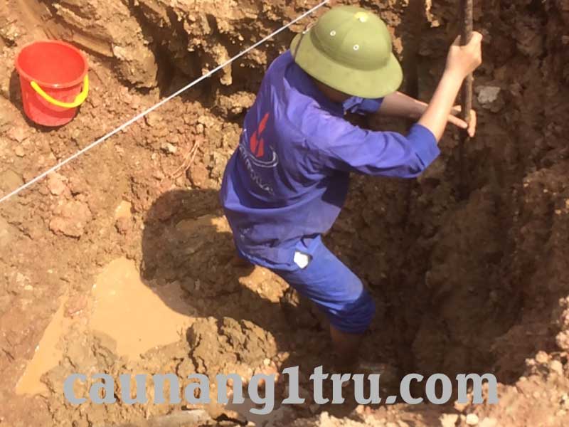 Độ sâu của móng là 2,5 mét