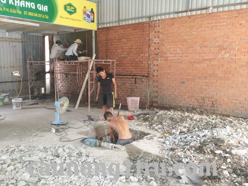 Nhân công tiến hành đào hố móng cầu nâng