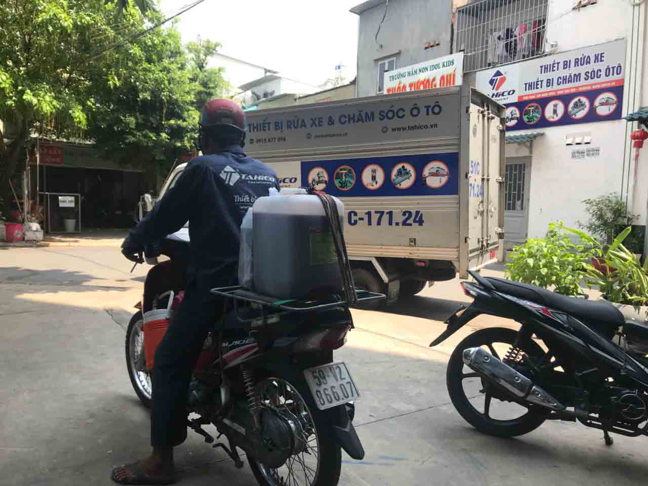 Với những đơn hàng nhỏ như thế này thường là giao hàng và thu tiền mà không cần HĐKT