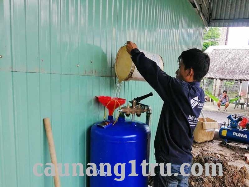 co-can-thay-dau-thuy-luc-cho-cau-nang-1-tru-rua-xe-khong-4